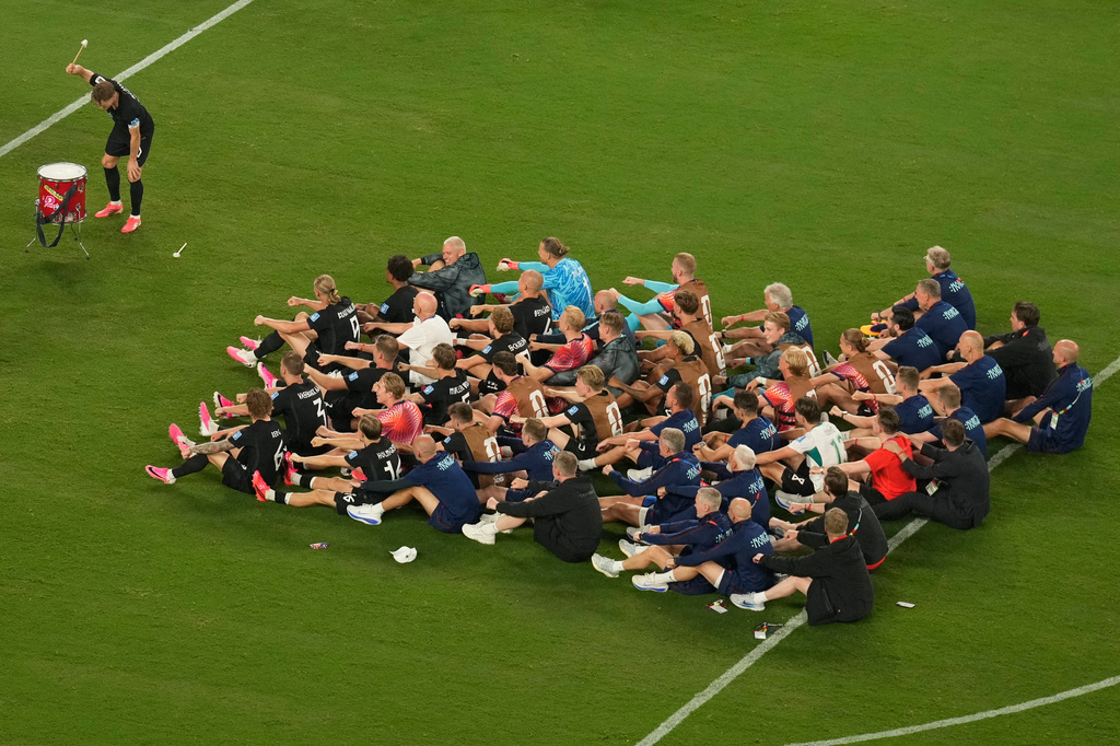 Norway's players perform a rowing ritual during the World Cup Group I soccer match between Norway and Senegal in East Rutherford, N.J., near New York, Monday, June 22, 2026. (AP Photo/Seth Wenig)