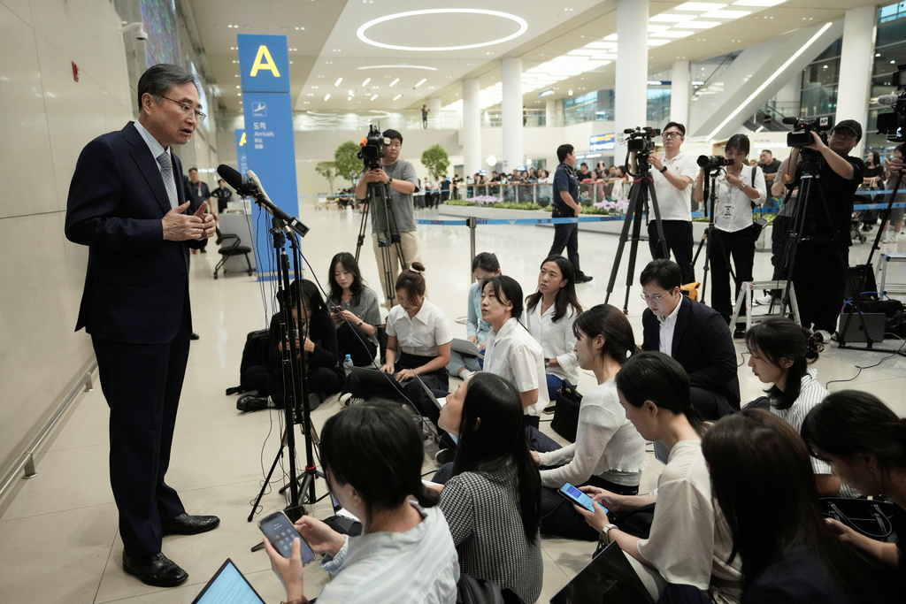 South Korean Foreign Minister Cho Hyun speaks to the media after returning from Washington at the Incheon International Airport in Incheon, South Korea, Friday, Sept. 12, 2025. (AP Photo/Ahn Young-joon)