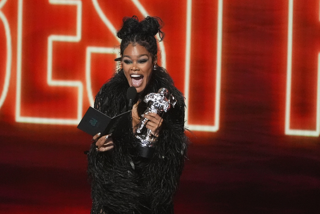 Teyana Taylor presents the award for best pop during the MTV Video Music Awards on Sunday, Sept. 27, 2026, at the Peacock Theater in Los Angeles. (AP Photo/Chris Pizzello)