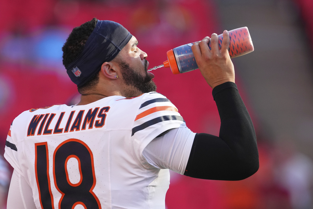 Chicago Bears quarterback Caleb Williams drinks before a preseason NFL football game against the Kansas City Chiefs Friday, Aug. 22, 2025, in Kansas City, Mo. (AP Photo/Ed Zurga)
