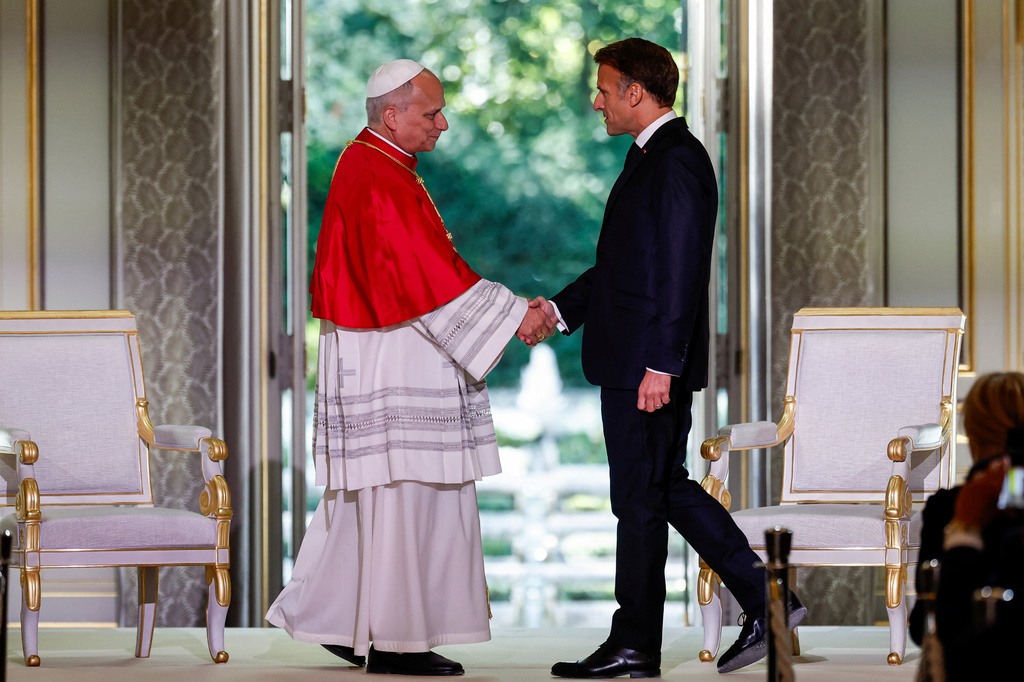French President Emmanuel Macron welcomes Pope Leo XIV to the Elysee Palace in Paris, Friday, Sept. 25, 2026. (Benoit Tessier/Pool Photo via AP)