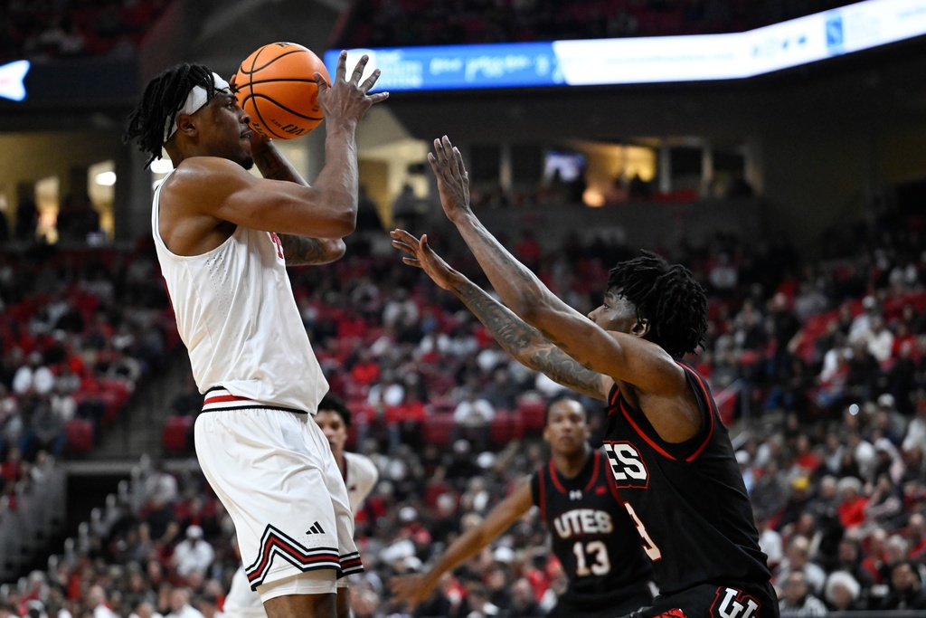 Texas Tech forward JT Toppin, left, shoots the ball against Utah guard Don McHenry (3) during the first half of an NCAA college basketball game Wednesday, Jan. 14, 2026, in Lubbock, Texas. (AP Photo/Justin Rex)