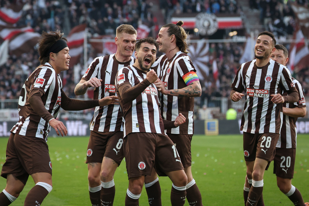 St. Pauli's Danel Sinani, front center, celebrates after scoring the opening goal during the German Bundesliga soccer match between FC St. Pauli and SC Freiburg in Hamburg, Germany, Sunday, March 22, 2026. (Christian Charisius/dpa via AP)
