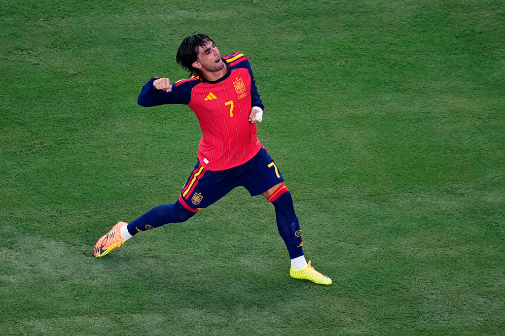 Spain's Ferran Torres (7) celebrates after scoring his side's opening goal during the World Cup final soccer match between Spain and Argentina in East Rutherford, N.J., near New York, Sunday, July 19, 2026. (AP Photo/Matt Slocum)