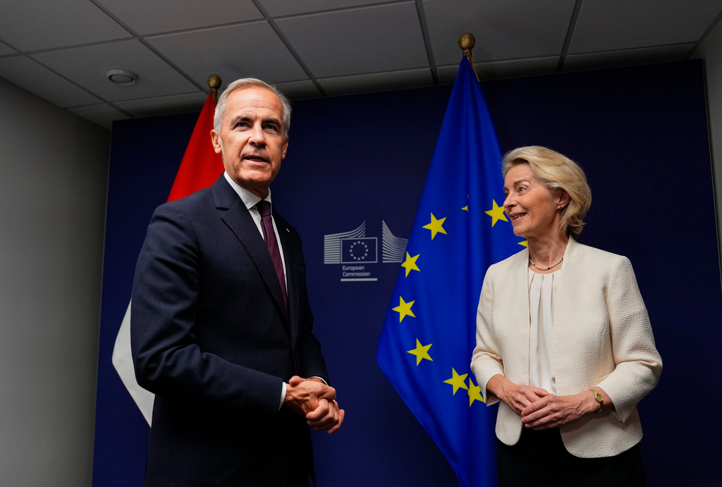 El primer ministro de Canadá, Mark Carney (izquierda), y la presidenta de la Comisión Europea, Ursula von der Leyen, participan en una reunión en el Parlamento Europeo en Estrasburgo, Francia, el 16 de septiembre de 2026. (Justin Tang/The Canadian Press via AP)