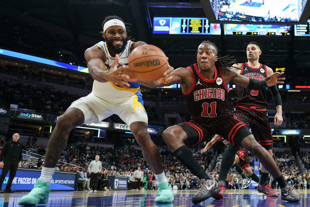 Chicago Bulls guard Ayo Dosunmu, right, battles for a loose ball with Indiana Pacers forward Isaiah Jackson battle during the second half of an NBA basketball game in Indianapolis, Saturday, Nov. 29, 2025. (AP Photo/AJ Mast)