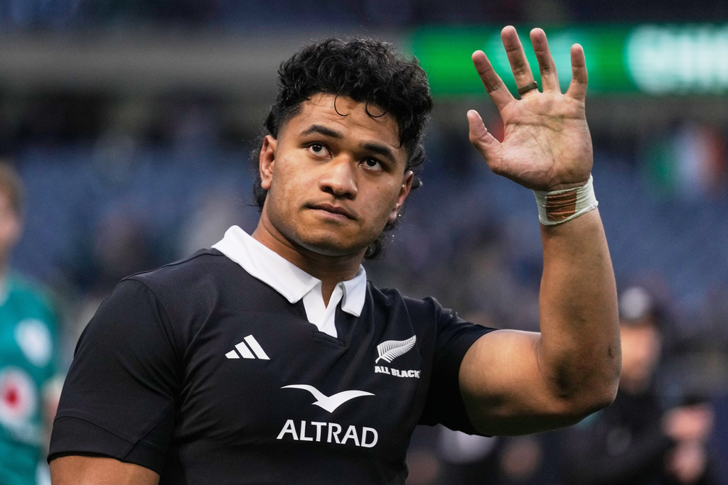New Zealand's Wallace Satiti waves following the rugby international between the All Blacks and Ireland in Chicago, Saturday, Nov. 1, 2025. (AP Photo/Erin Hooley)