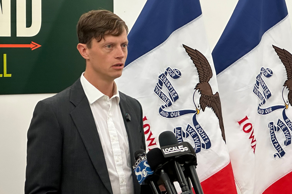 Democrats look for a foothold in Iowa as Vance visits to boost Republicans