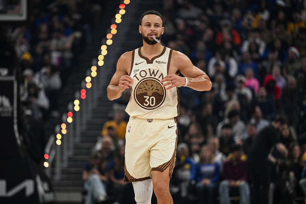 Golden State Warriors guard Stephen Curry looks on during the first half of an NBA basketball game against the Orlando Magic, Monday, Dec. 22, 2025, in San Francisco (AP Photo/Justine Willard)