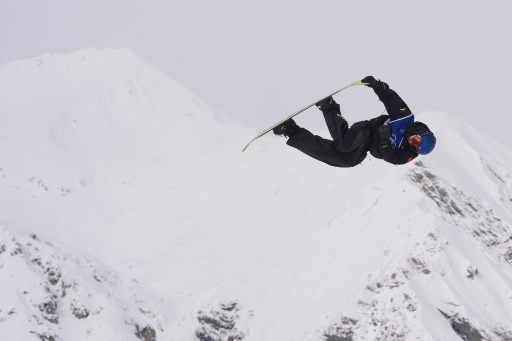 China's Su Yiming competes during the men's snowboarding slopestyle finals at the 2026 Winter Olympics, in Livigno, Italy, Wednesday, Feb. 18, 2026. (AP Photo/Lindsey Wasson)