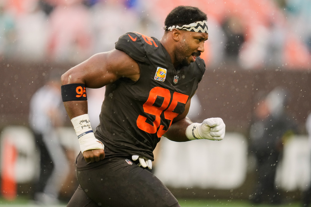 Cleveland Browns defensive end Myles Garrett (95) runs off the field after warm ups before an NFL football game against the Miami Dolphins in Cleveland, Sunday, Oct. 19, 2025. (AP Photo/Sue Ogrocki)
