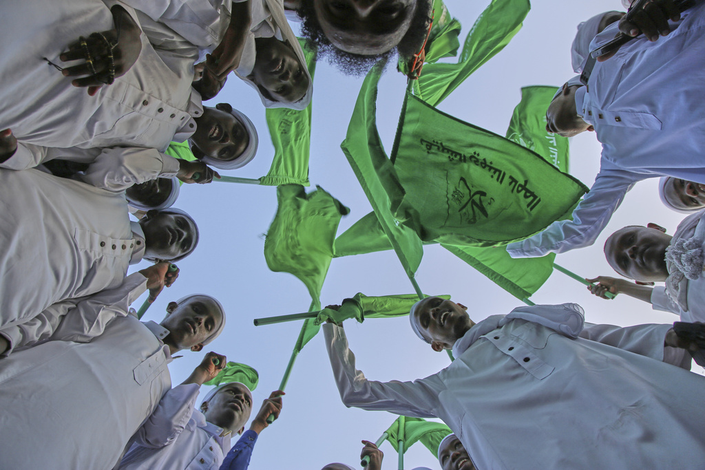 Residents raise green flags as they gather to celebrate Mawlid al-Nabi, the birthday of Prophet Muhammad, in Mogadishu, Somalia, Thursday, Sept. 4, 2025. (AP Photo/Farah Abdi Warsameh)