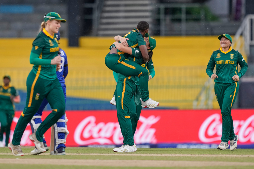 South Africa's Masabata Klaas celebrates with teammates the wicket of Sri Lanka's captain Chamari Athapaththu during the ICC Women's Cricket World Cup match between South Africa and Sri Lanka at Premadasa Stadium in Colombo, Sri Lanka, Friday, Oct, 17, 2025. (AP Photo/Eranga Jayawardena)