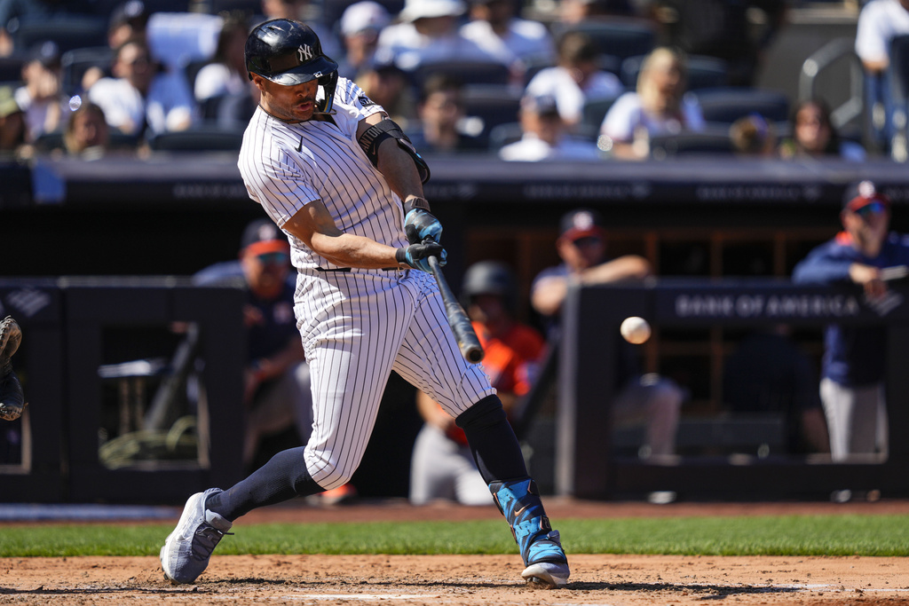 New York Yankees' Giancarlo Stanton hits a RBI single during the fifth inning of a baseball game against the Houston Astros, Saturday, Aug. 9, 2025, in New York. (AP Photo/Yuki Iwamura)