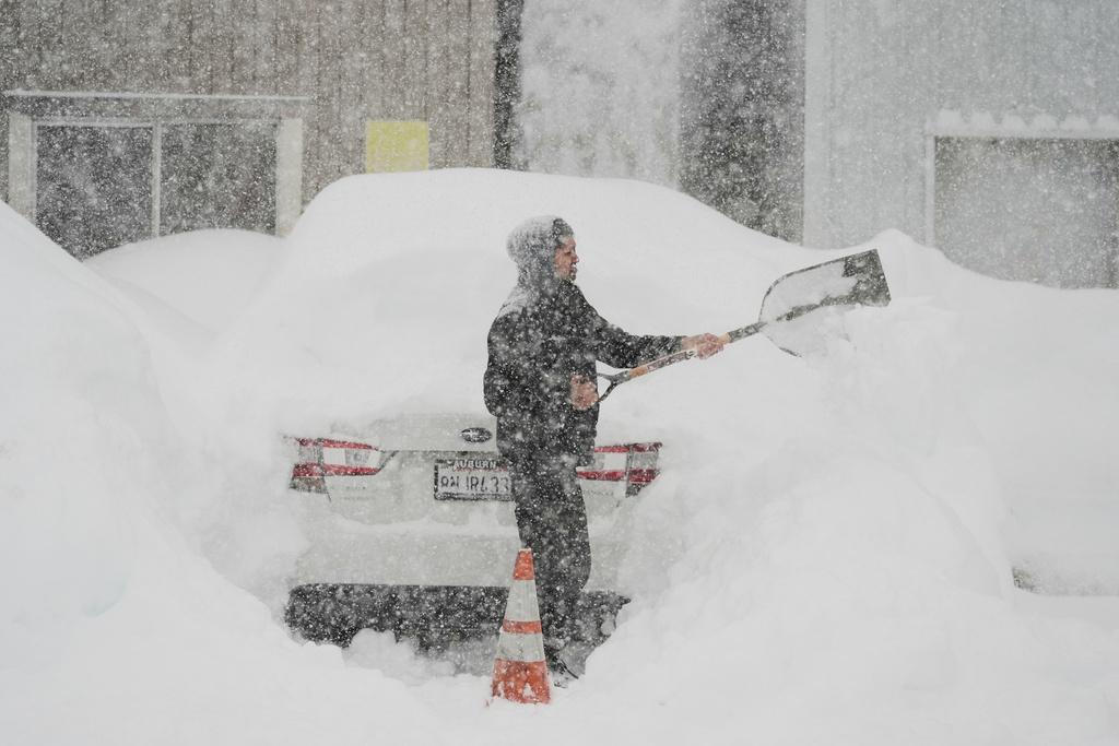 Adrián Narayan digs his car out of the snow Thursday, Feb. 19, 2026, in Soda Springs, Calif. (AP Photo/Godofredo A. Vásquez)