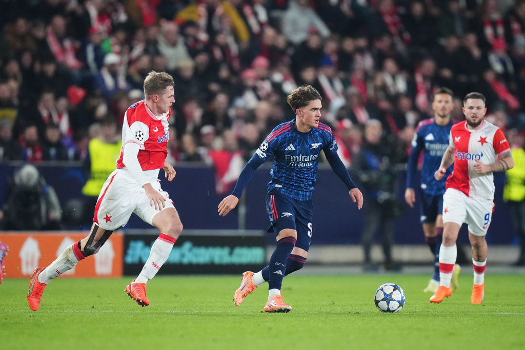 Arsenal's Max Dowman, center, runs with the ball past Slavia's David Zima during the Champions League opening phase soccer match between Slavia Prague and Arsenal in Prague, Czech Republic, Tuesday, Nov. 4, 2025. (AP Photo/Petr David Josek)