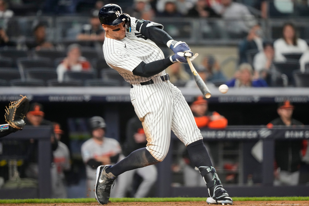 New York Yankees' Aaron Judge (99) hits an RBI single during the eighth inning of a baseball game against the Baltimore Orioles, Monday, May 4, 2026, in New York. (AP Photo/Yuki Iwamura)
