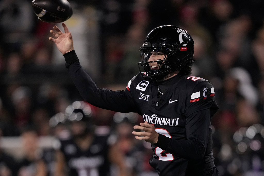 Cincinnati quarterback Brendan Sorsby throws a pass during the first half of an NCAA college football game against BYU, Saturday, Nov. 22, 2025, in Cincinnati. (AP Photo/Carolyn Kaster)