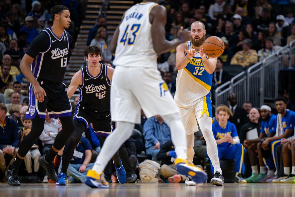 Indiana Pacers center Jay Huff (32) makes a pass during the first half of an NBA basketball game against the Sacramento Kings in Indianapolis, Monday, Dec. 8, 2025. (AP Photo/Doug McSchooler)