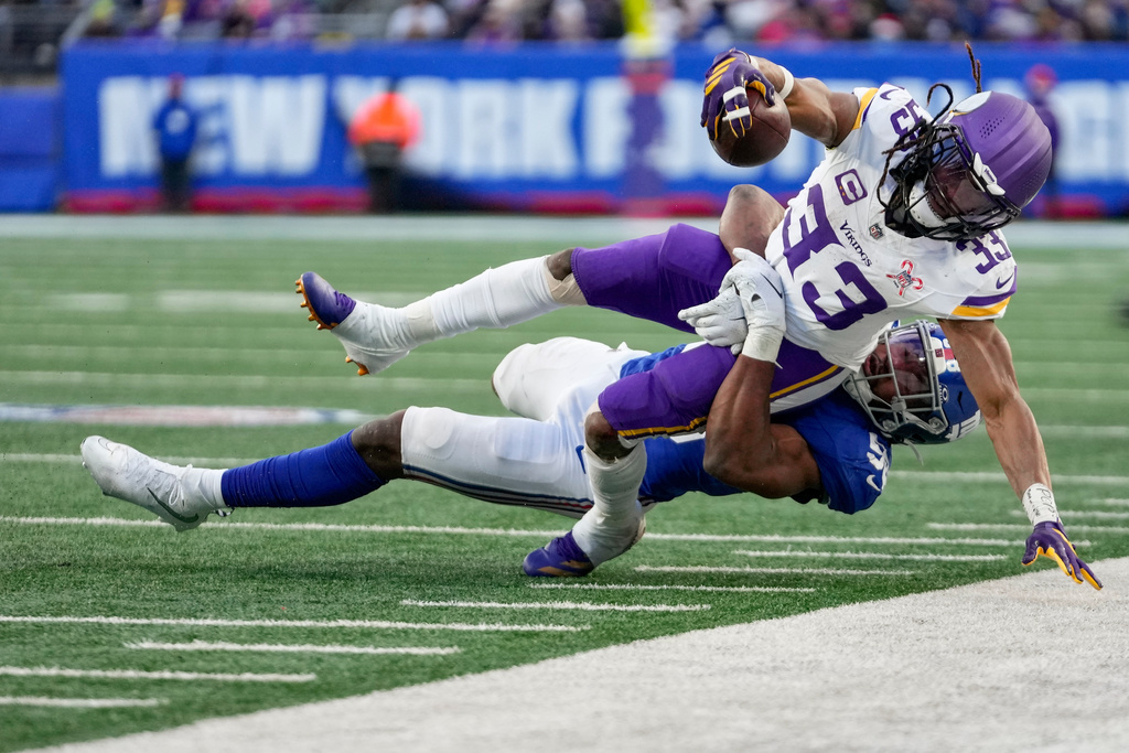 New York Giants inside linebacker Bobby Okereke (58) tackles Minnesota Vikings running back Aaron Jones (33) during the fourth quarter of an NFL football game, Sunday, Dec. 21, 2025, in East Rutherford, N.J. (AP Photo/Frank Franklin)