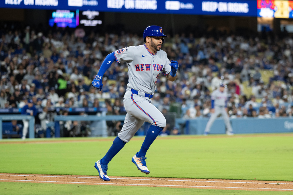New York Mets' Tommy Pham runs during the sixth inning of a baseball game against the Los Angeles Dodgers in Los Angeles, Monday, April 13, 2026. (AP Photo/Kyusung Gong)