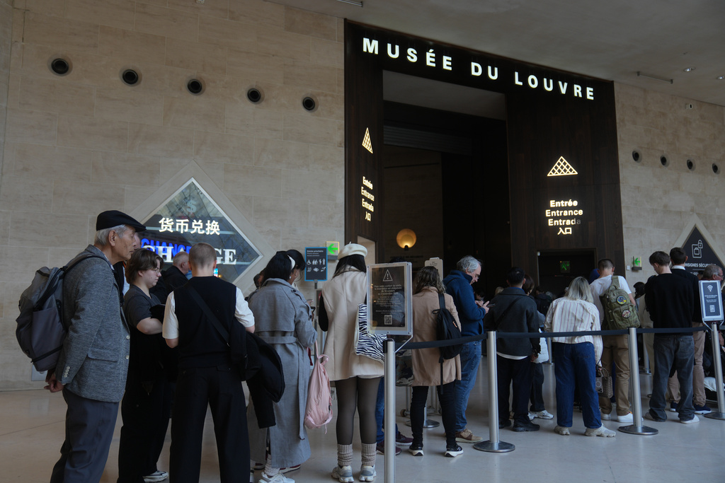 Visitors queue inside the Louvre museum three days after historic jewels were stolen in a daring daylight heist, Wednesday, Oct. 22, 2025 in Paris. (AP Photo/Thibault Camus)