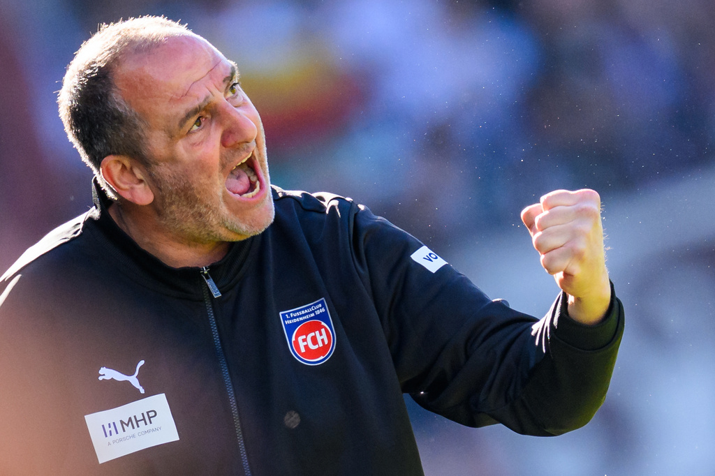 Heidenheim's head coach Frank Schmidt gestures during the German Bundesliga soccer match between 1. FC Heidenheim and 1. FC St. Pauli in Heidenheim, Germany, Saturday, April 25, 2026. (Tom Weller/dpa via AP)