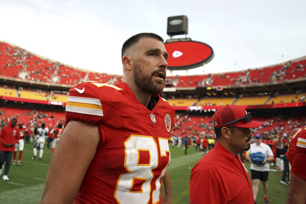 Kansas City Chiefs tight end Travis Kelce heads off the field following an NFL football game against the Philadelphia Eagles Sunday, Sept. 14, 2025, in Kansas City, Mo. (AP Photo/Ed Zurga)