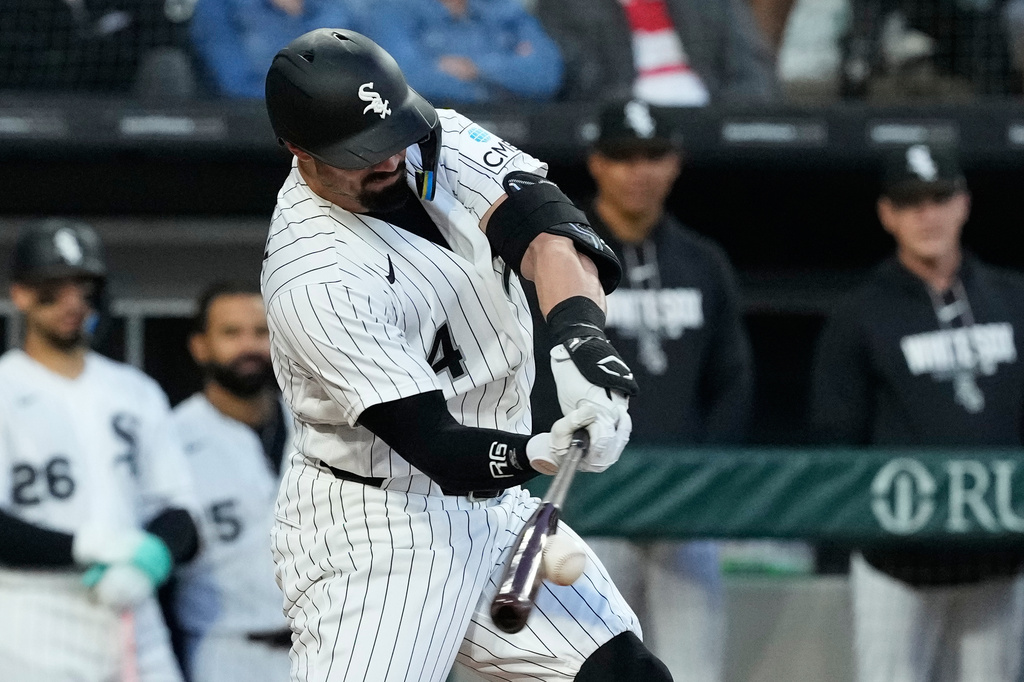 Chicago White Sox's Randal Grichuk hits a one-run single during the fifth inning of a baseball game against the Minnesota Twins in Chicago, Wednesday, May 27, 2026. (AP Photo/Nam Y. Huh)