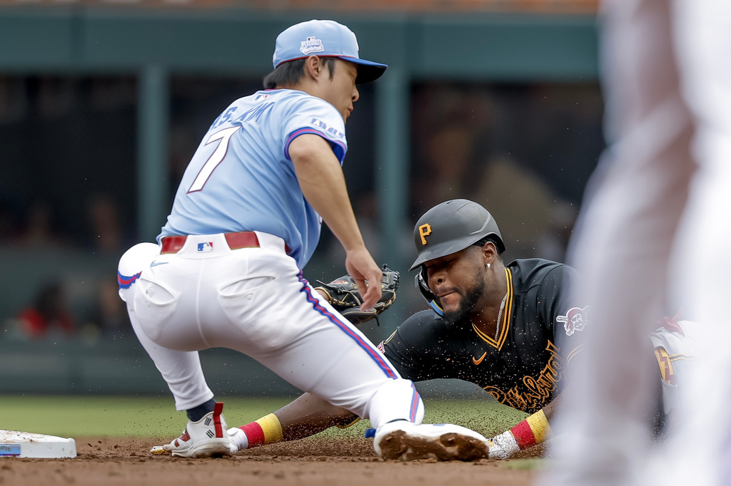 Pittsburgh Pirates' Oneil Cruz, right, steals second base against Atlanta Braves shortstop Ha-Seong Kim, left, during the second inning of a baseball game, Saturday, June 6, 2026, in Atlanta. (AP Photo/Erik S. Lesser)