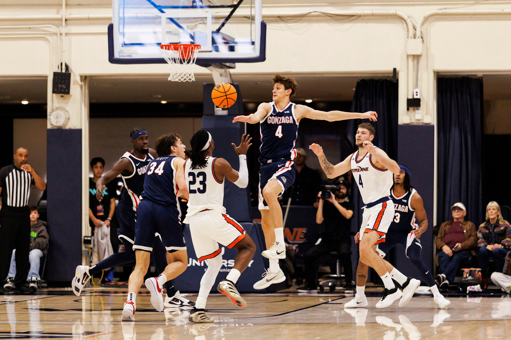 Gonzaga guard Davis Fogle (4) defends against Pepperdine forward Javon Cooley (23) during the first half of an NCAA college basketball game, Sunday, Dec. 28, 2025, Malibu, Calif. (AP Photo/Carlin Stiehl)