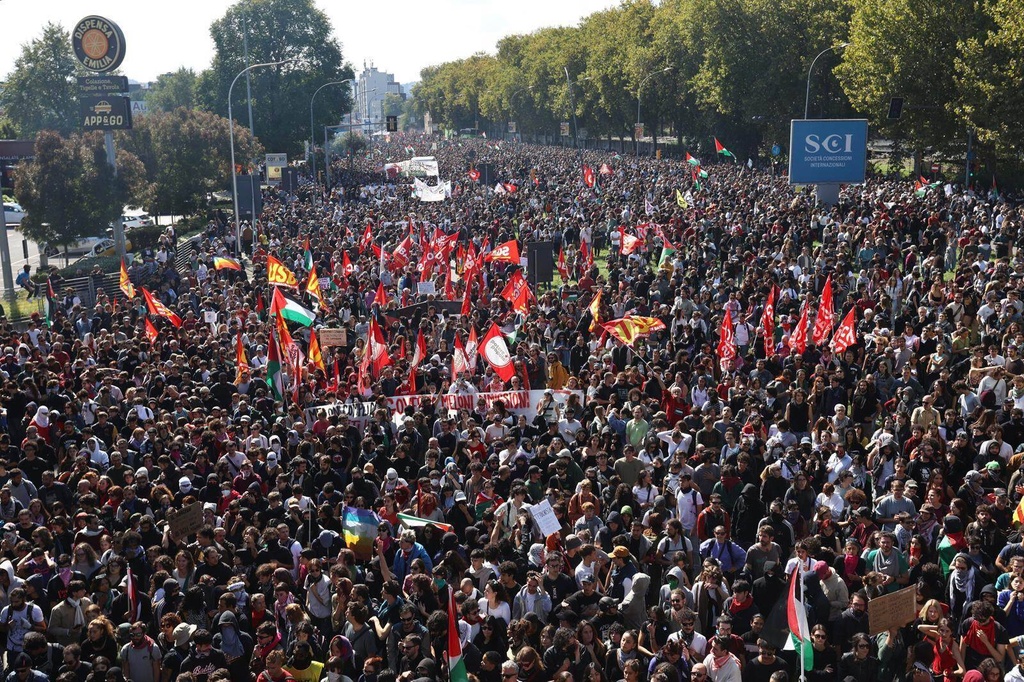 Demonstrators gather for a pro-Palestinians protest in Bologna, Italy, Friday, Oct. 3, 2025. (Guido Calamosca/LaPresse via AP)