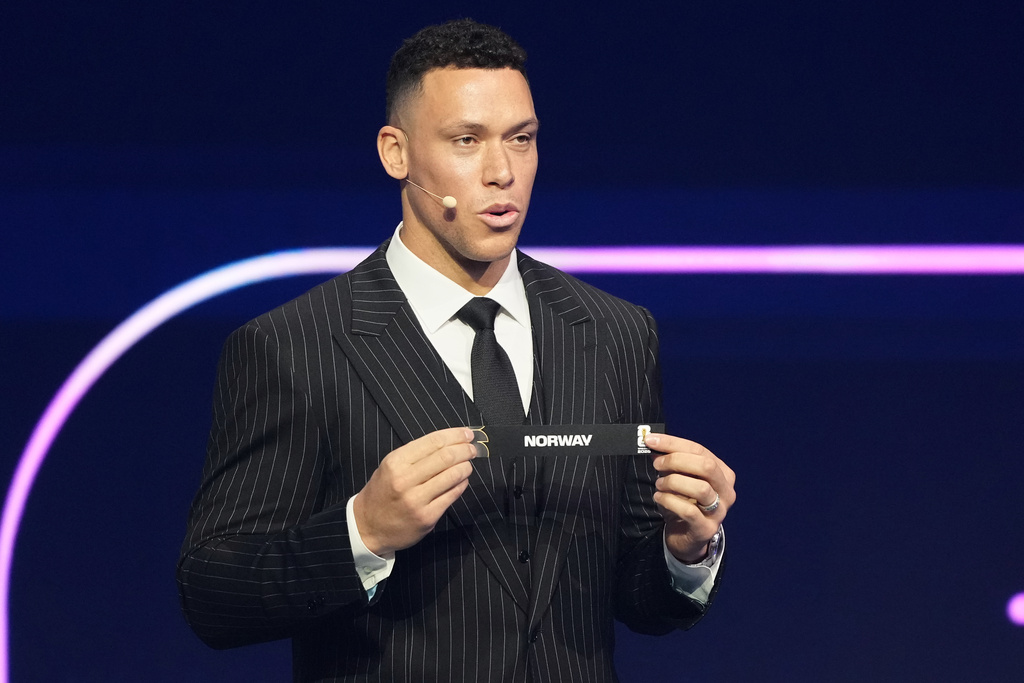 New York Yankees' Aaron Judge shows Norway during the draw for the 2026 soccer World Cup at the Kennedy Center in Washington, Friday, Dec. 5, 2025. (AP Photo/Stephanie Scarbrough, Pool)