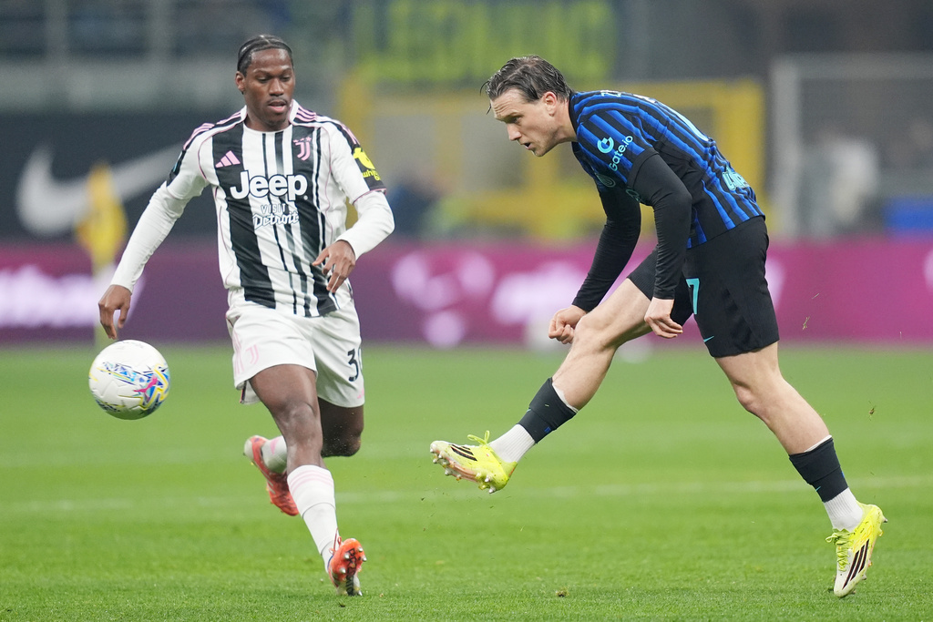 Inter Milan's Piotr Zielinski, right, fights for the ball with Juventus' Jonathan David during the Serie A soccer match between Inter and Juventus in Milan, Italy, Saturday, Feb. 14, 2025. (Spada/LaPresse via AP)