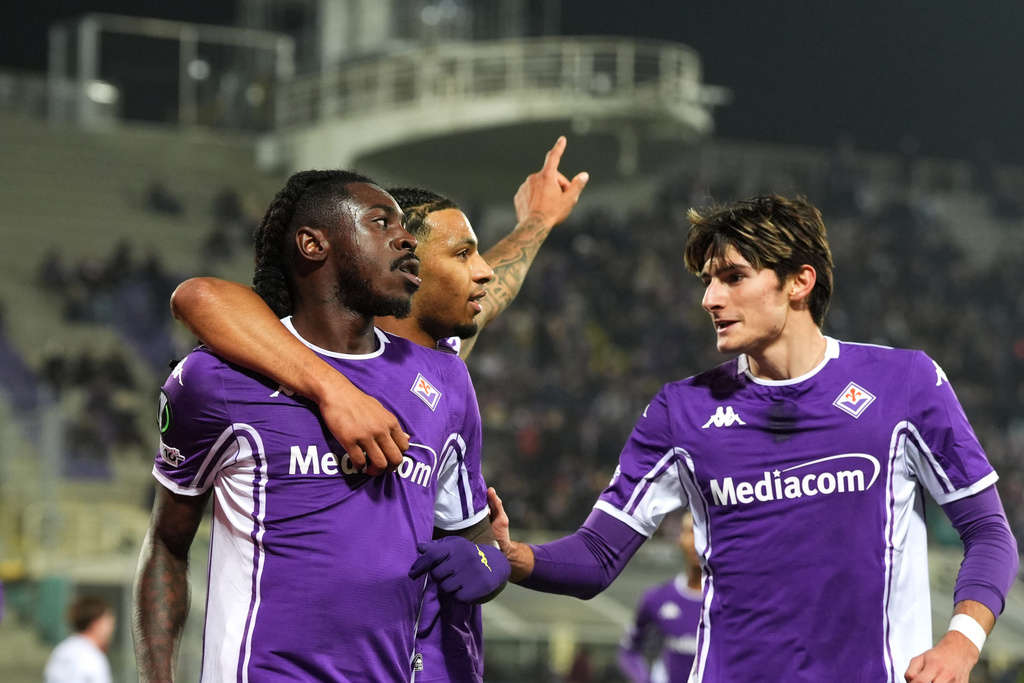 Fiorentina's Moise Kean, left, celebrates scoring during the Conference League soccer match between Fiorentina and Dynamo Kyiv in Florence, Italy, Thursday Dec. 11, 2025. (Massimo Paolone/LaPresse via AP)