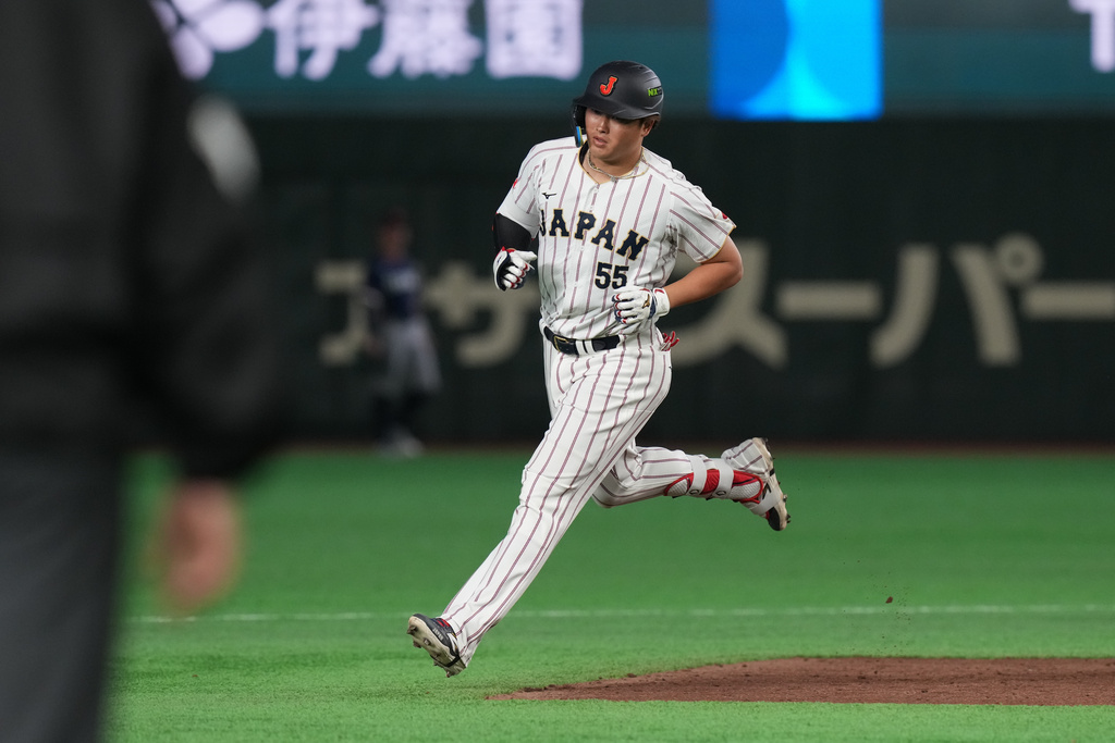 Japan's Munetaka Murakami runs for his grand slam home run during the eighth inning of a World Baseball Classic game between Japan and the Czech Republic on Tuesday, March 10, 2026 in Tokyo. (AP Photo/Eugene Hoshiko)