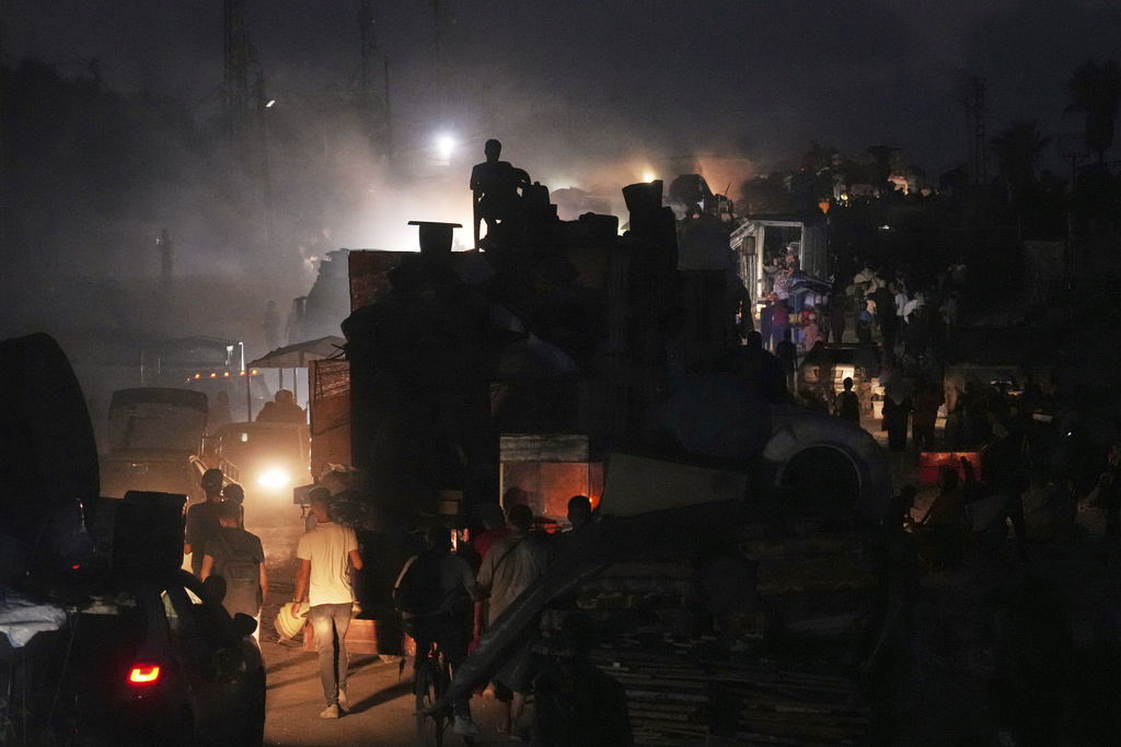 Displaced Palestinians flee Gaza City by foot and vehicles, carrying their belongings along the coastal road toward southern Gaza, Thursday, Sept. 18, 2025. (AP Photo/Abdel Kareem Hana)