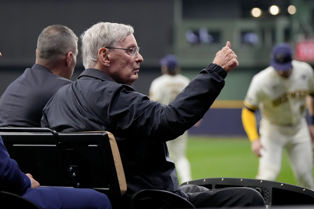 Former MLB commissioner Bud Selig give the thumbs up prior to Game 1 of baseball's World Series, Friday, Oct. 23, 2026, in Milwaukee, between the Milwaukee Brewers and the Tampa Bay Rays. (AP Photo/Ashley Landis)