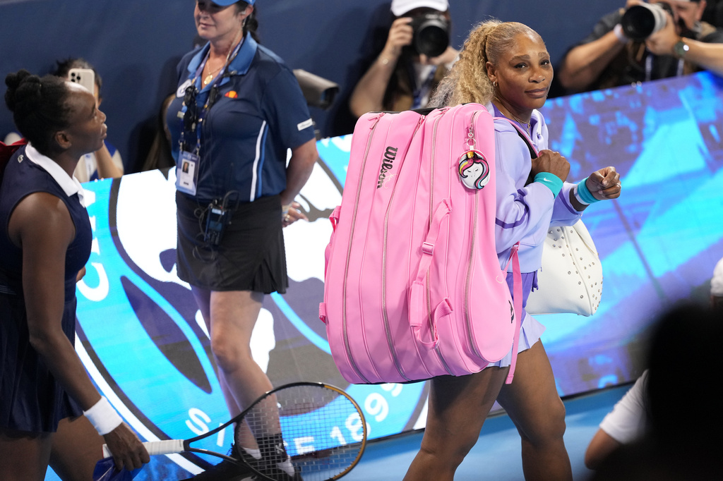 Venus, left, and Serena Williams, right, take the court for their women's doubles match against Marta Kostyuk, of Ukraine, and Peyton Stearns, also of the United States, at the Cincinnati Open tennis tournament, Monday, Aug. 17, 2026, in Mason, Ohio. (AP Photo/Kareem Elgazzar)