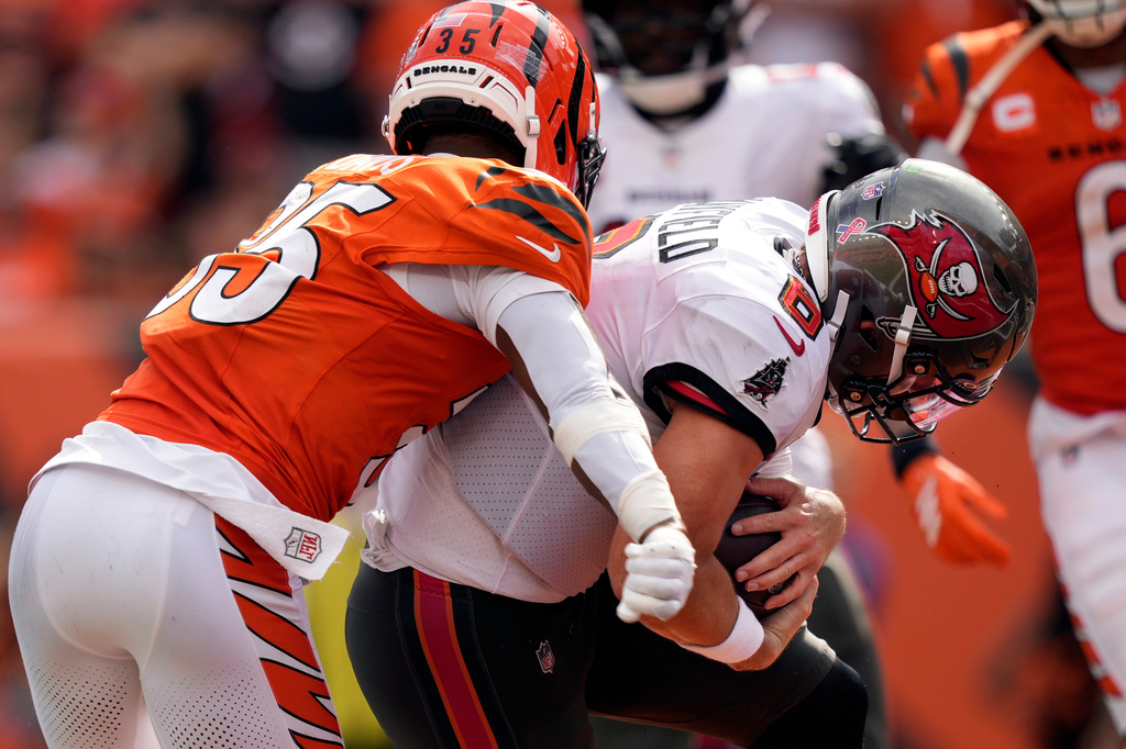 Tampa Bay Buccaneers quarterback Baker Mayfield (6) scores a touchdown ahead of Cincinnati Bengals cornerback Jalen Davis (35) on a 9-yard run in the second half of an NFL football game Sunday, Sept. 13, 2026, in Cincinnati. (AP Photo/Carolyn Kaster)