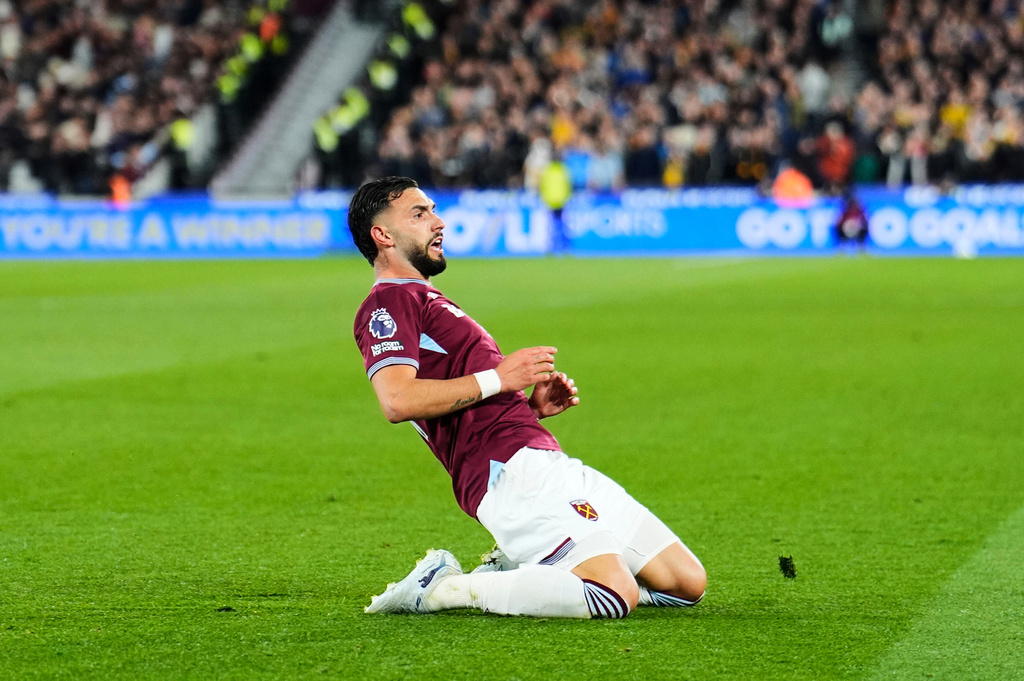 West Ham United's Taty Castellanos celebrates scoring their side's third goal of the game during their English Premier League soccer match against Wolverhampton Wanderers in London, Friday, April 10, 2026. (Jordan Pettitt/PA via AP)