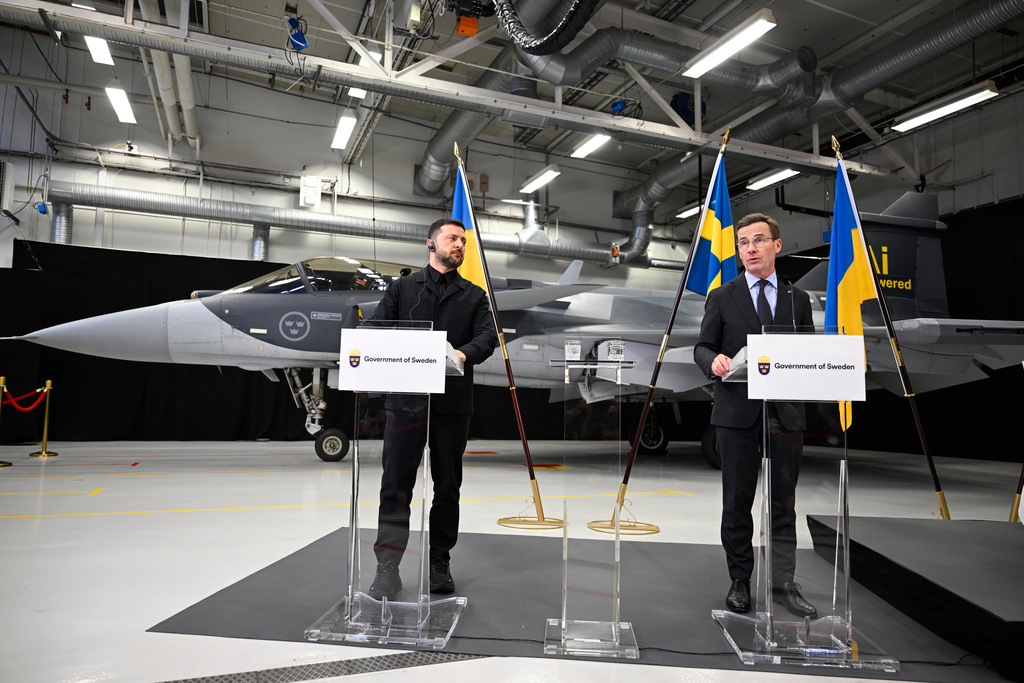 Sweden's Prime Minister Ulf Kristersson, right and Ukrainian President Volodymyr Zelenskyy hold a joint press conference following their meeting and visit to Saab, in Linköping, Sweden, Wednesday, Oct. 22, 2025. (Fredrik Sandberg/TT News Agency via AP)