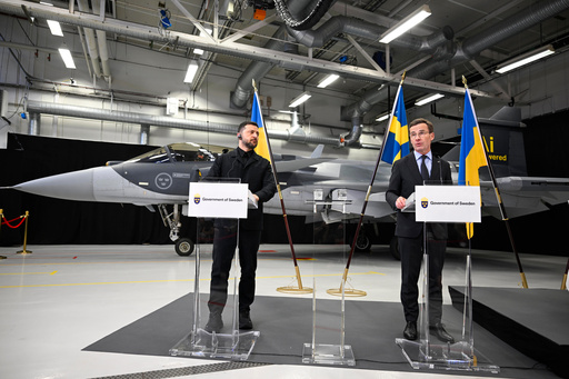 Sweden's Prime Minister Ulf Kristersson, right and Ukrainian President Volodymyr Zelenskyy hold a joint press conference following their meeting and visit to Saab, in Linköping, Sweden, Wednesday, Oct. 22, 2025. (Fredrik Sandberg/TT News Agency via AP) Sweden's Prime Minister Ulf Kristersson, right and Ukrainian President Volodymyr Zelenskyy hold a joint press conference following their meeting and visit to Saab, in Linköping, Sweden, Wednesday, Oct. 22, 2025. (Fredrik Sandberg/TT News Agency via AP)