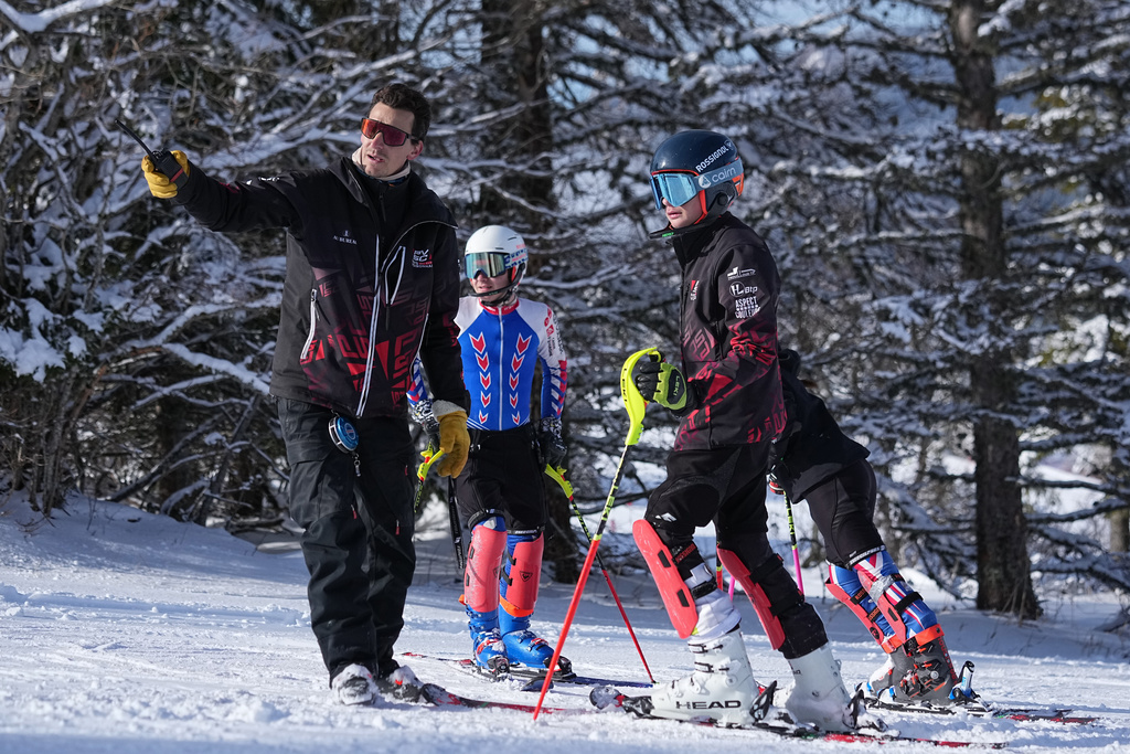 Coach Jeremie Barnier, left, supervises a training session with Melanie De Bona and Antoine Maure, in Lans-en-Vercors, near Grenoble, France, Friday, Feb. 13, 2026. (AP Photo/Laurent Cipriani)