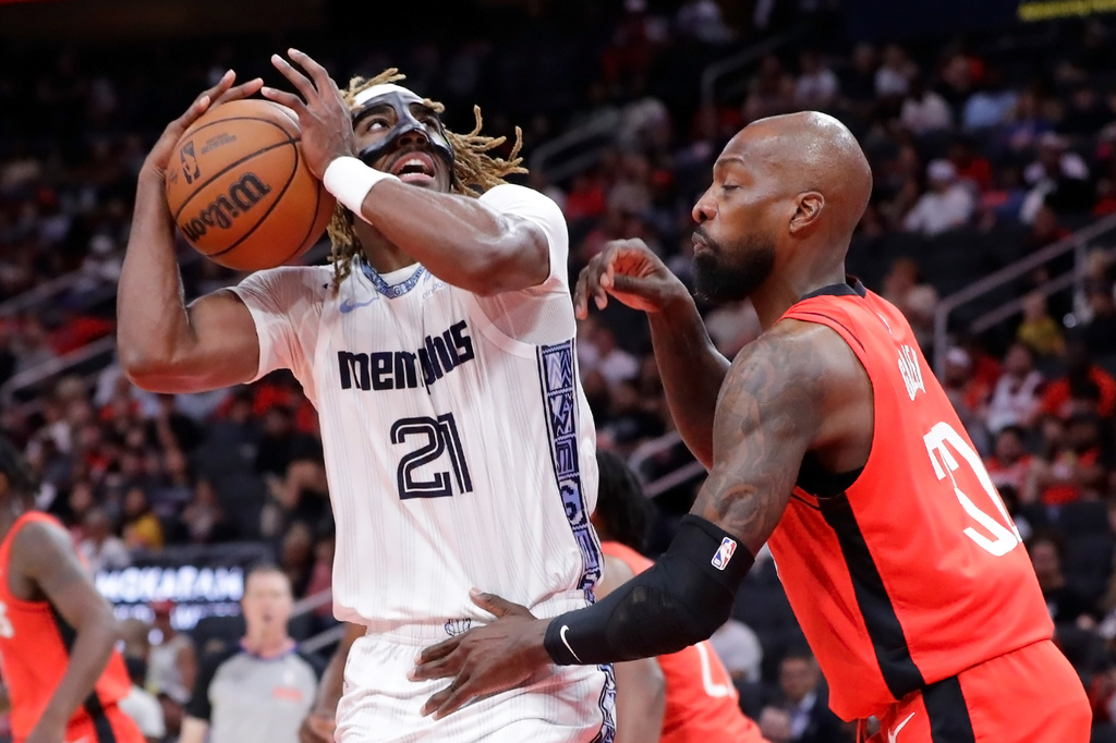 Memphis Grizzlies guard Jahmai Mashack (21) looks to shoot while under pressure from Houston Rockets forward Jeff Green, right, during the first half of an NBA basketball game Sunday, April 12, 2026, in Houston. (AP Photo/Michael Wyke)