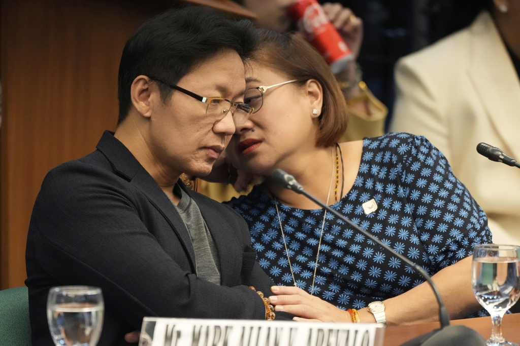 Private contractors Pacifico Discaya, left, and wife Sarah talk during a break on investigations on flood-control projects at the Senate Blue Ribbon committee in Pasay city, Philippines on Tuesday, Sept. 23, 2025. (AP Photo/Aaron Favila)