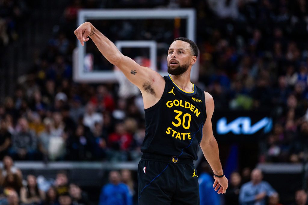 Golden State Warriors guard Stephen Curry (30) shoots against the Los Angeles Clippers during the second half of an NBA basketball game, Sunday, April 12, 2026, in Inglewood, Calif. (AP Photo/Ethan Swope)