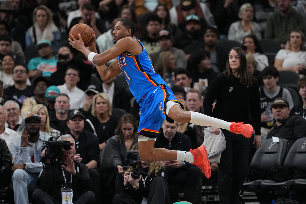 Oklahoma City Thunder guard Aaron Wiggins (21) saves the ball from going out of play during the first half of an NBA basketball game against the San Antonio Spurs in San Antonio, Wednesday, February. 4, 2026. (AP Photo/Eric Gay)