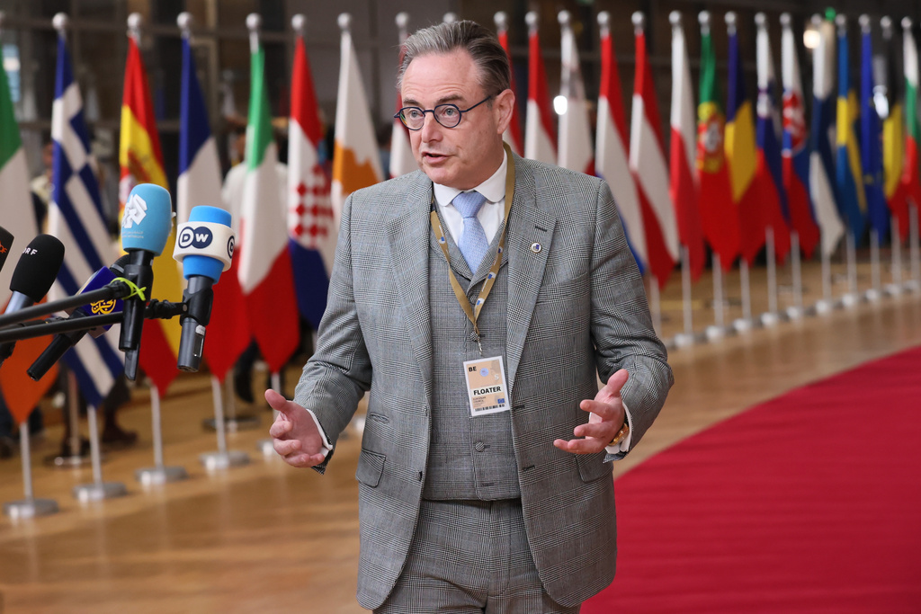 Belgium's Prime Minister Bart De Wever speaks with the media as he arrives for an EU Summit at the European Council building in Brussels, Thursday, Oct. 23, 2025. (AP Photo/Francois Walschaerts)