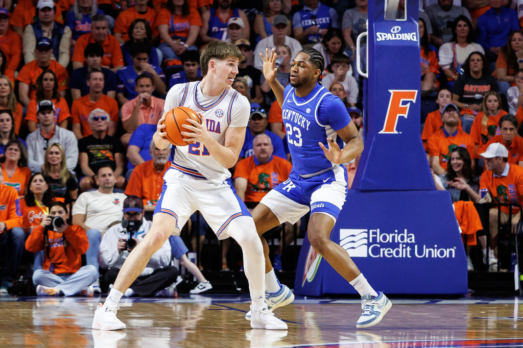 Florida forward Alex Condon (21) drives past Kentucky forward Mouhamed Dioubate (23) during the first half of an NCAA college basketball game Saturday, Feb. 14, 2026, in Gainesville, Fla. (AP Photo/Chris Watkins)